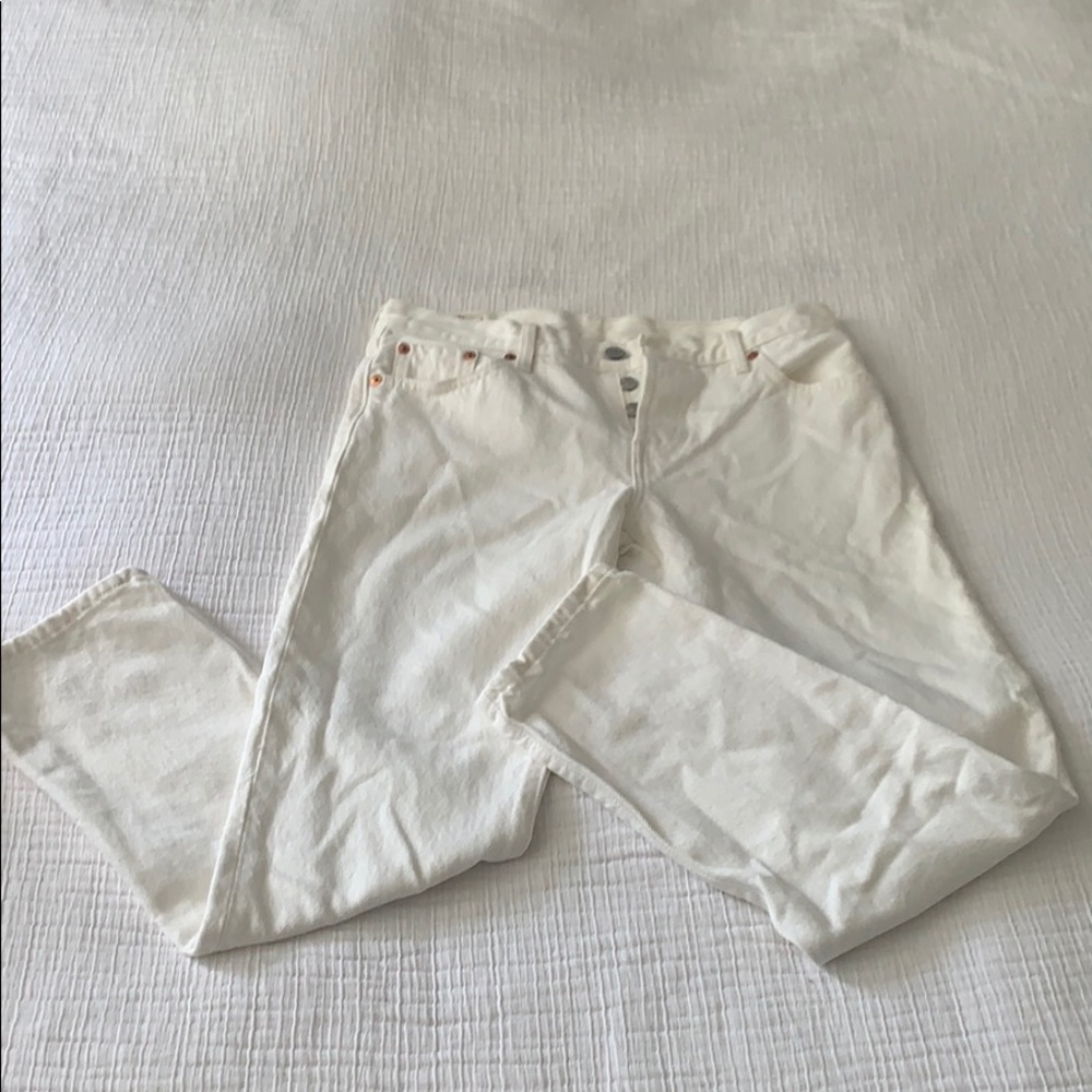 White Levi’s cropped/Ankle